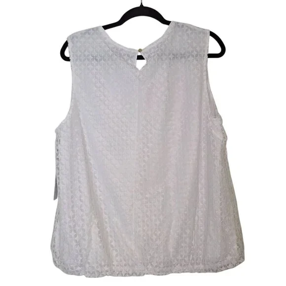 Sleeveless White Textured Blouse With Keyhole Back & Metal Accent By Liz Claibor - Picture 3 of 3